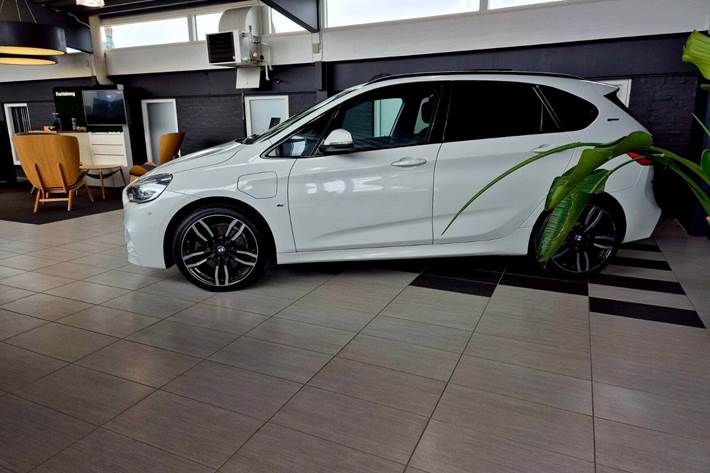 Hvid BMW 225xe fra 2017