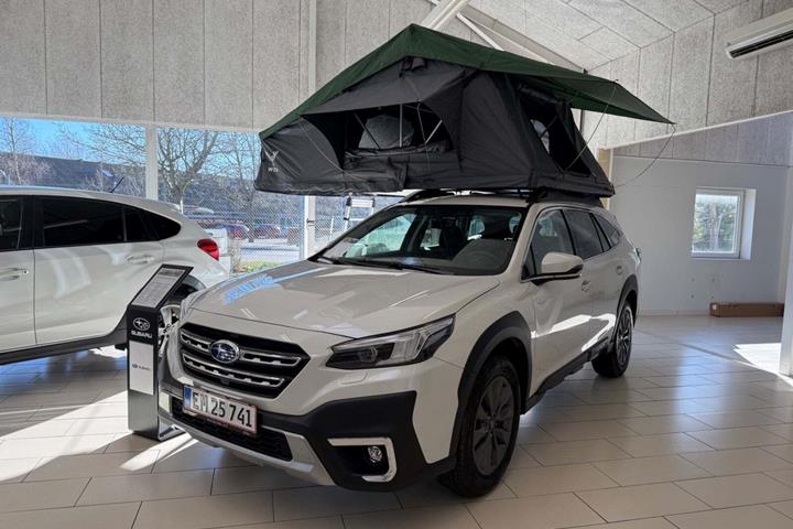 Hvid Subaru Outback fra 2025 set udefra