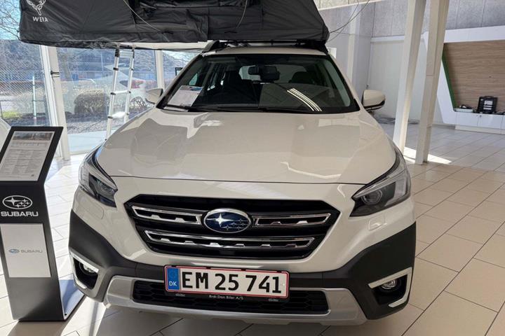 Hvid Subaru Outback fra 2025 set udefra