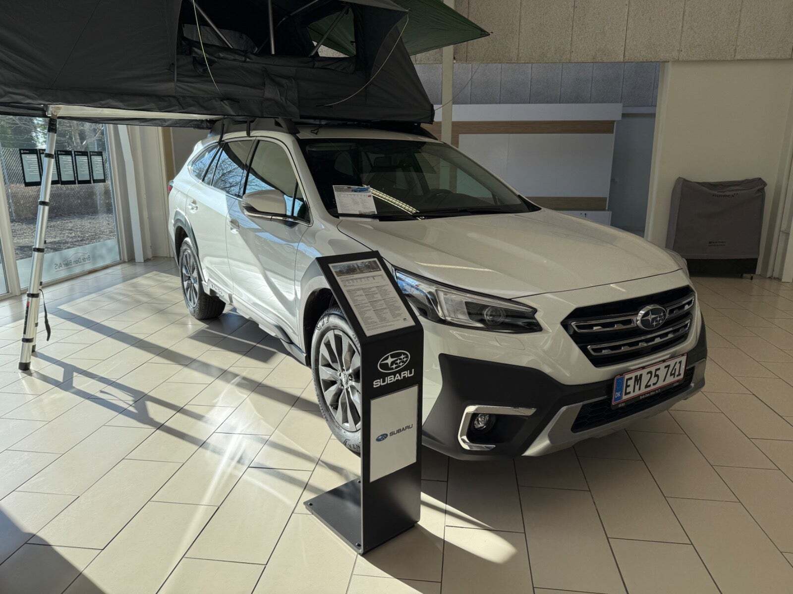 Hvid Subaru Outback fra 2025 set udefra