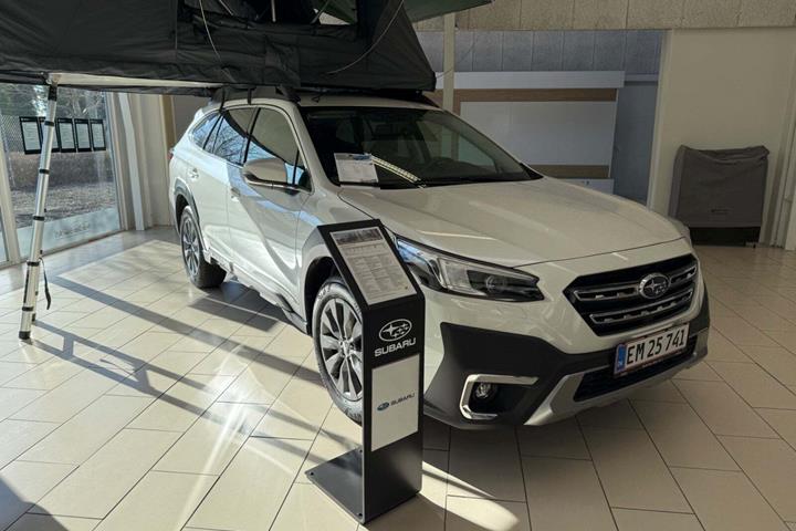 Hvid Subaru Outback fra 2025 set udefra