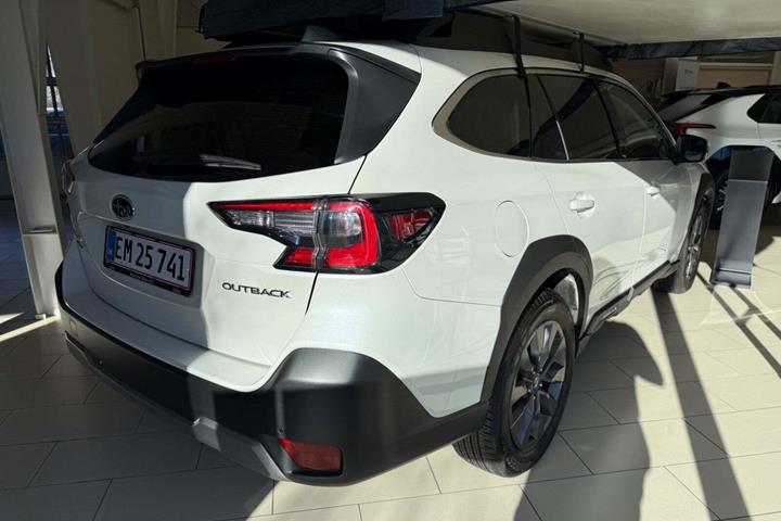 Hvid Subaru Outback fra 2025