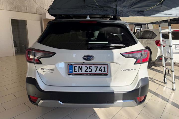 Hvid Subaru Outback fra 2025 set udefra