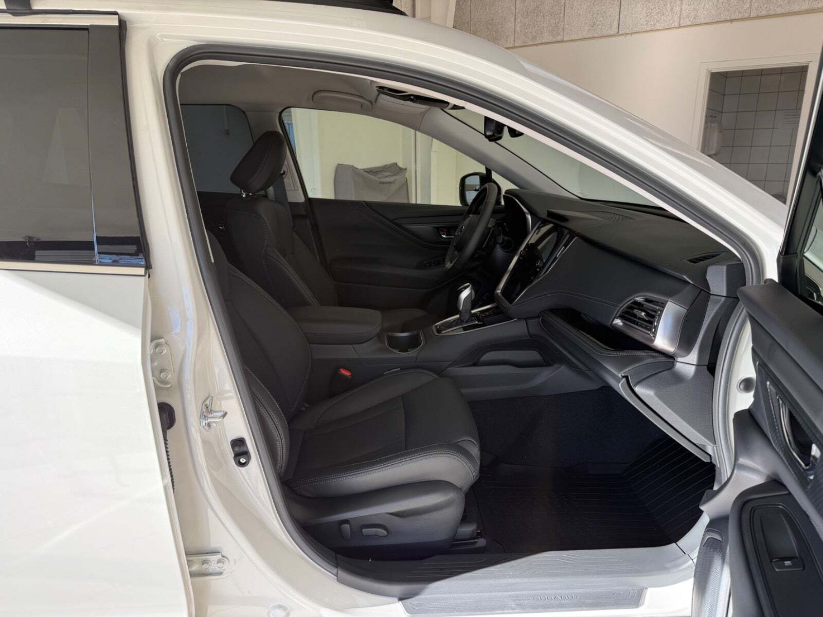 Hvid Subaru Outback fra 2025 set indefra