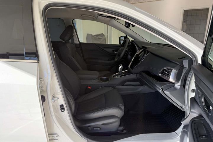 Hvid Subaru Outback fra 2025 set indefra