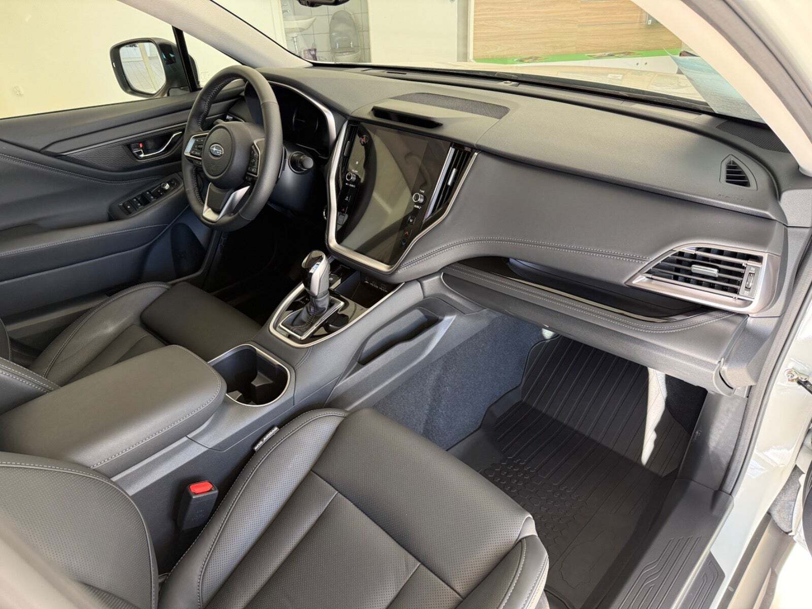 Hvid Subaru Outback fra 2025 set indefra