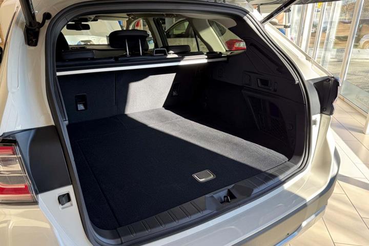 Hvid Subaru Outback fra 2025 set indefra