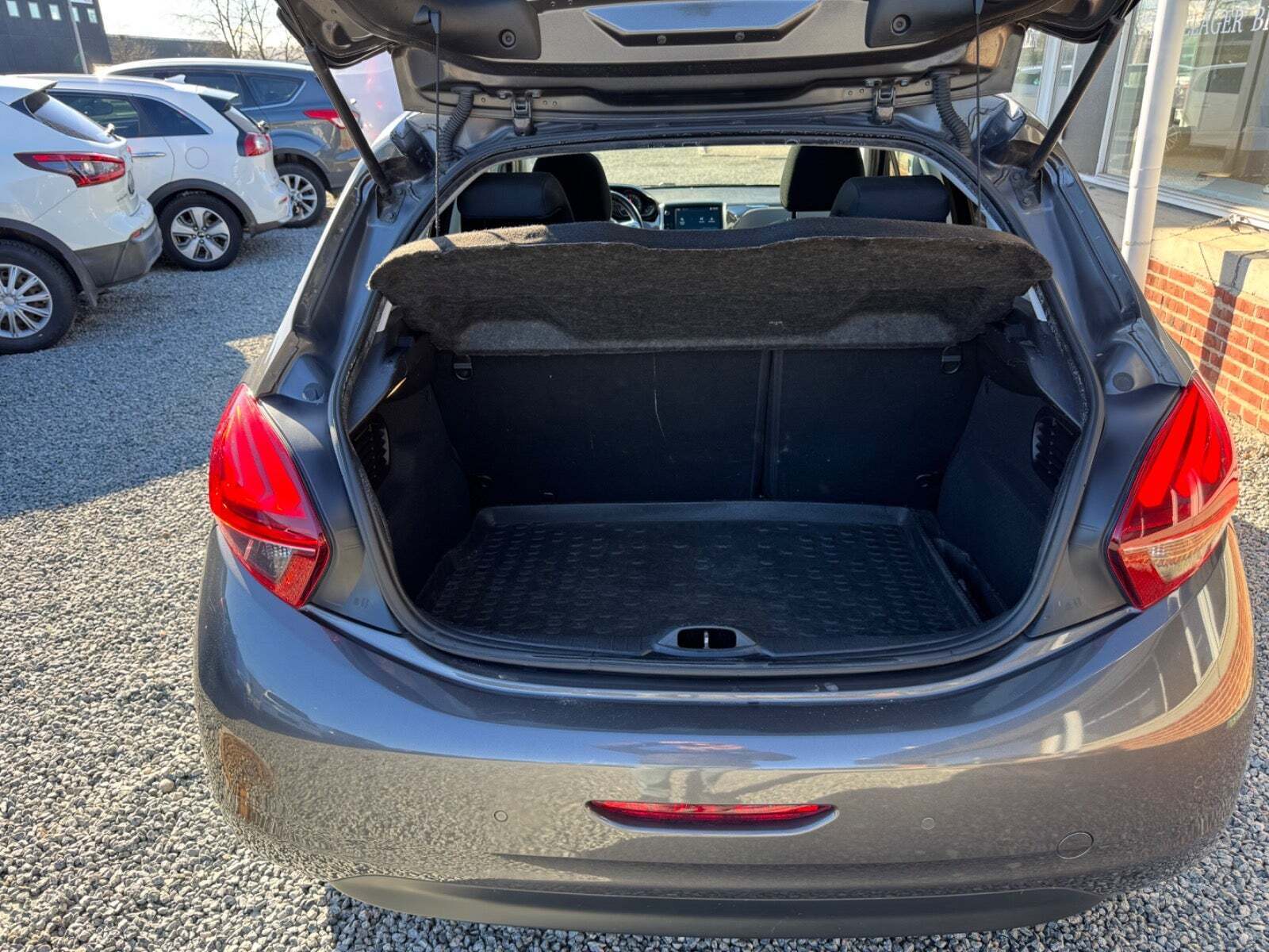 Grå Peugeot 208 fra 2018