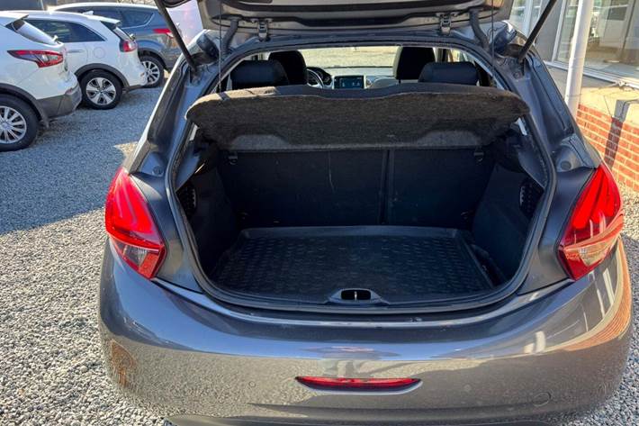 Grå Peugeot 208 fra 2018