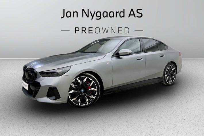 Grå BMW i5 fra 2024