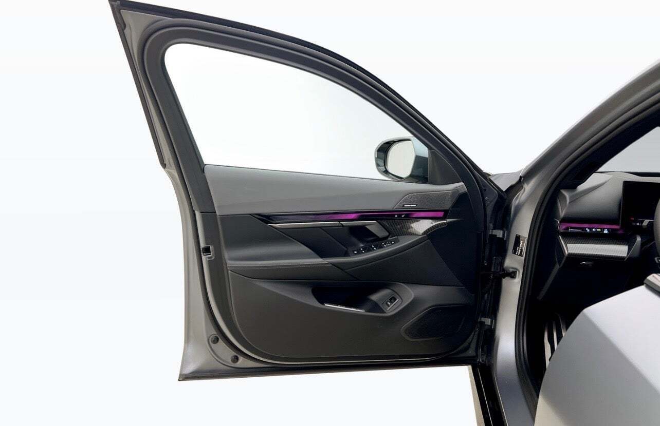 Grå BMW i5 fra 2024