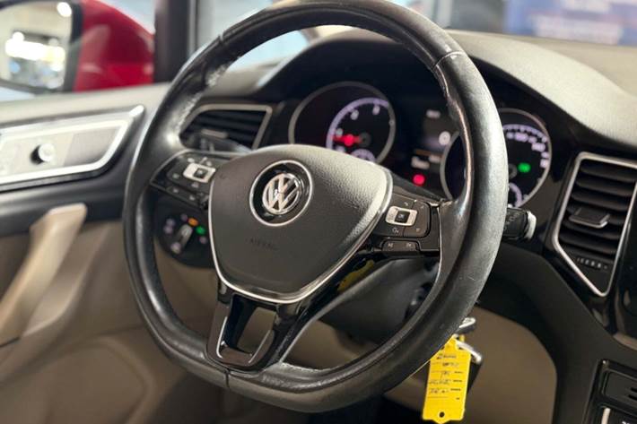 Rød VW Golf Sportsvan fra 2016