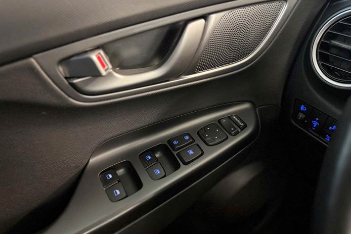 Grå Hyundai Kona fra 2021