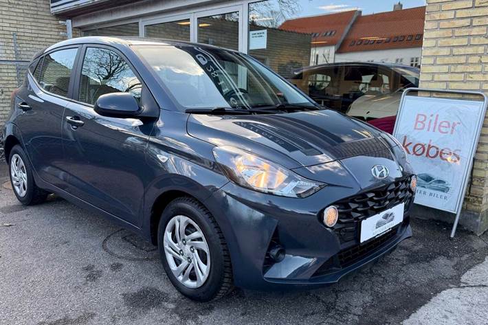 Grå Hyundai i10 fra 2021