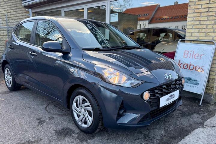 Grå Hyundai i10 fra 2021 set udefra