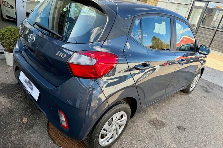 Grå Hyundai i10 fra 2021