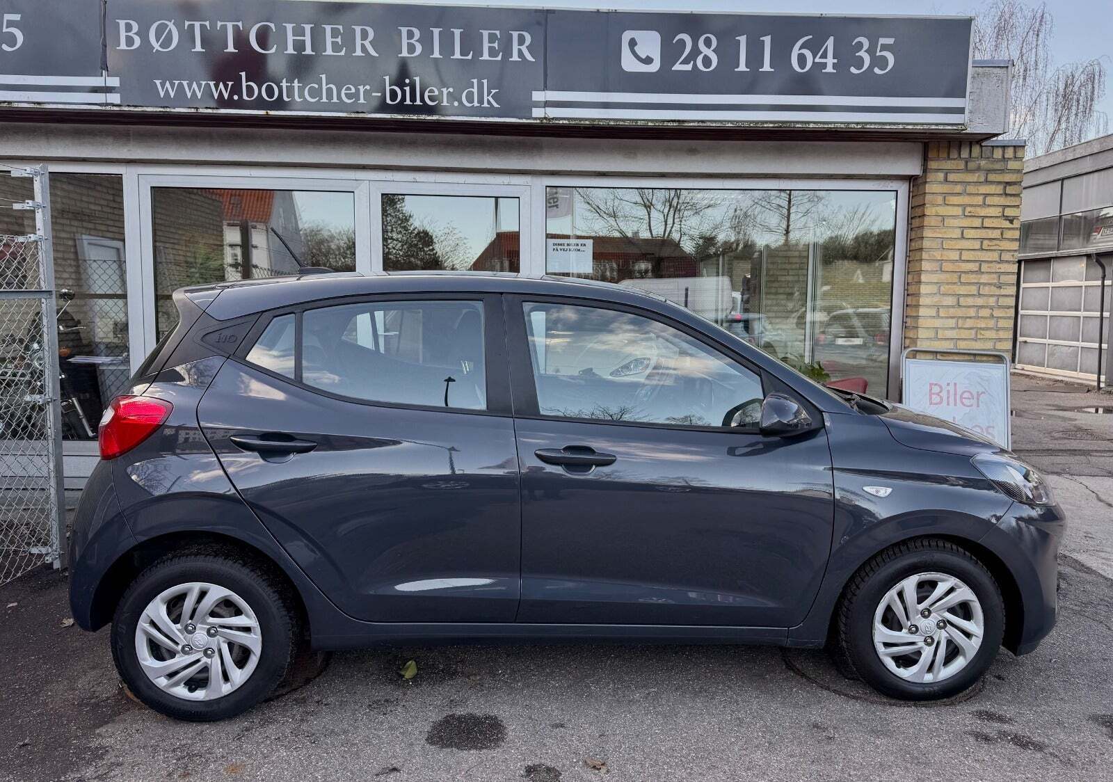 Grå Hyundai i10 fra 2021