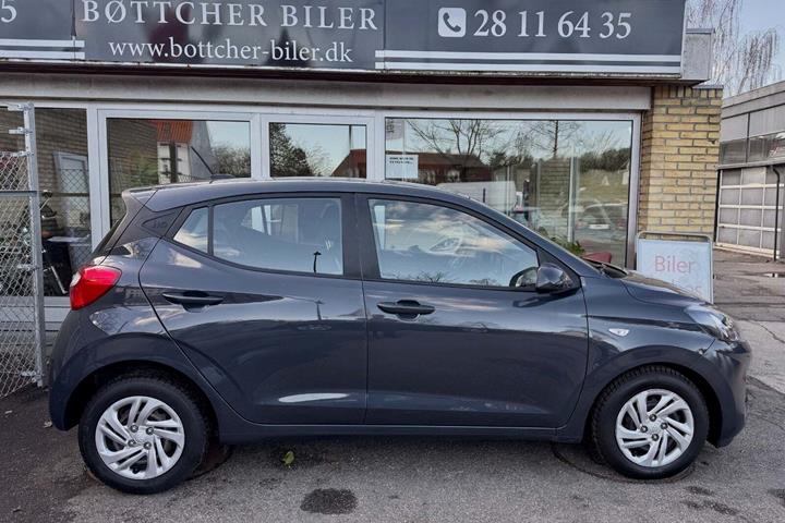 Grå Hyundai i10 fra 2021