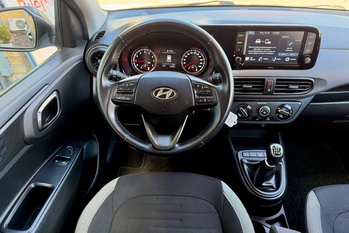 Grå Hyundai i10 fra 2021