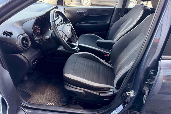 Grå Hyundai i10 fra 2021