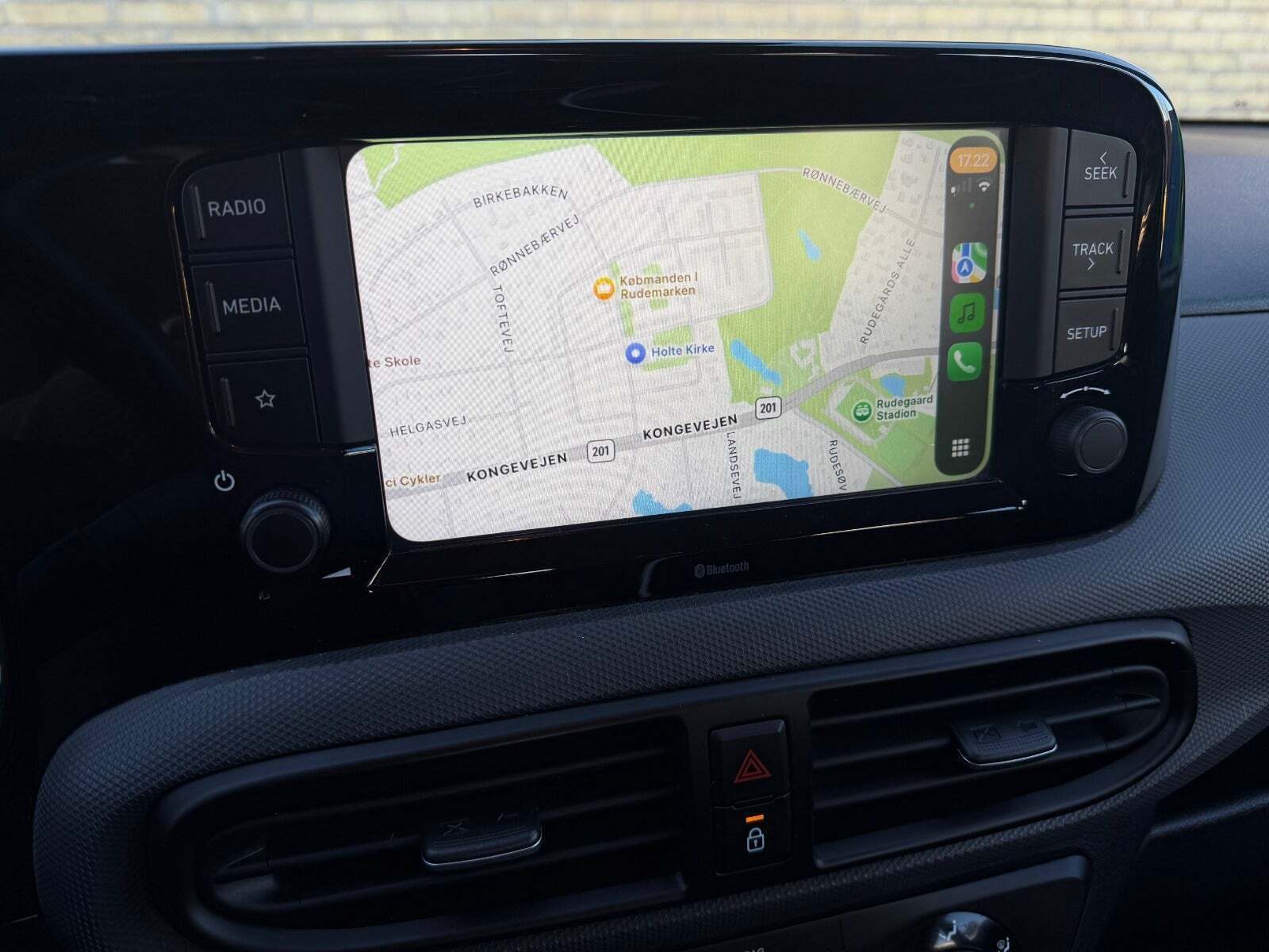 Grå Hyundai i10 fra 2021