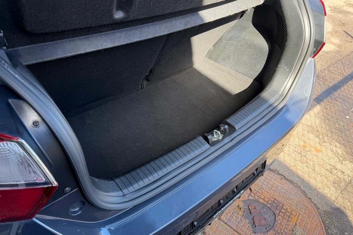 Grå Hyundai i10 fra 2021