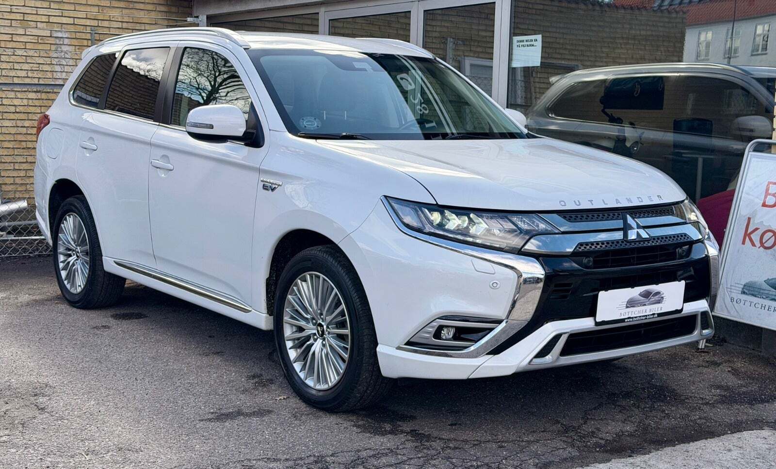 Mitsubishi Outlander 2,4 PHEV Intense CVT 4WD