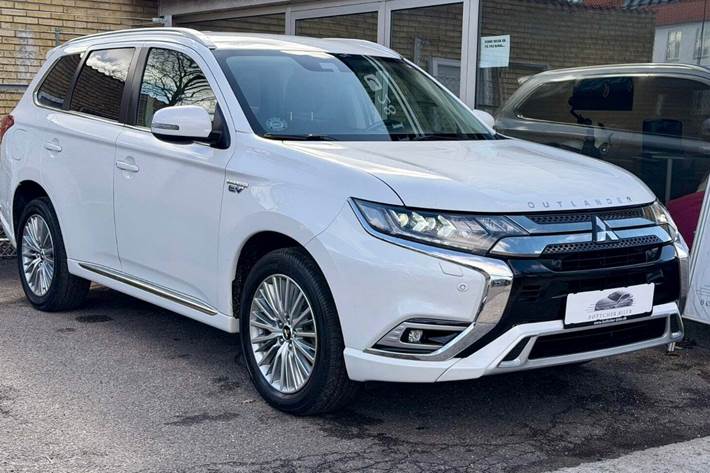 Hvid Mitsubishi Outlander fra 2020