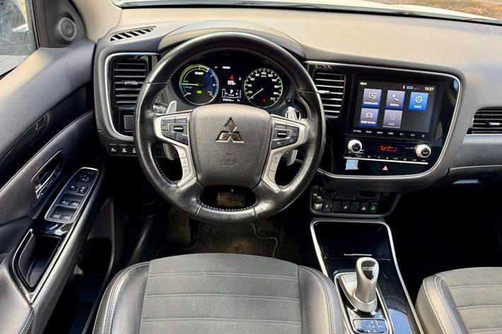 Hvid Mitsubishi Outlander fra 2020