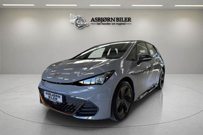 Grå Cupra Born fra 2024 set udefra