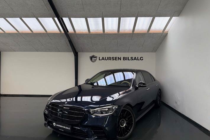Blå Mercedes S580 e fra 2022