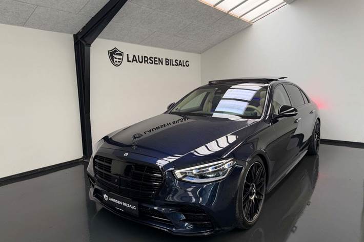 Blå Mercedes S580 e fra 2022