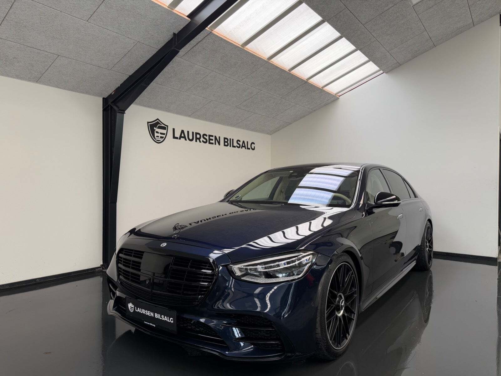 Blå Mercedes S580 e fra 2022