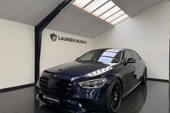 Blå Mercedes S580 e fra 2022