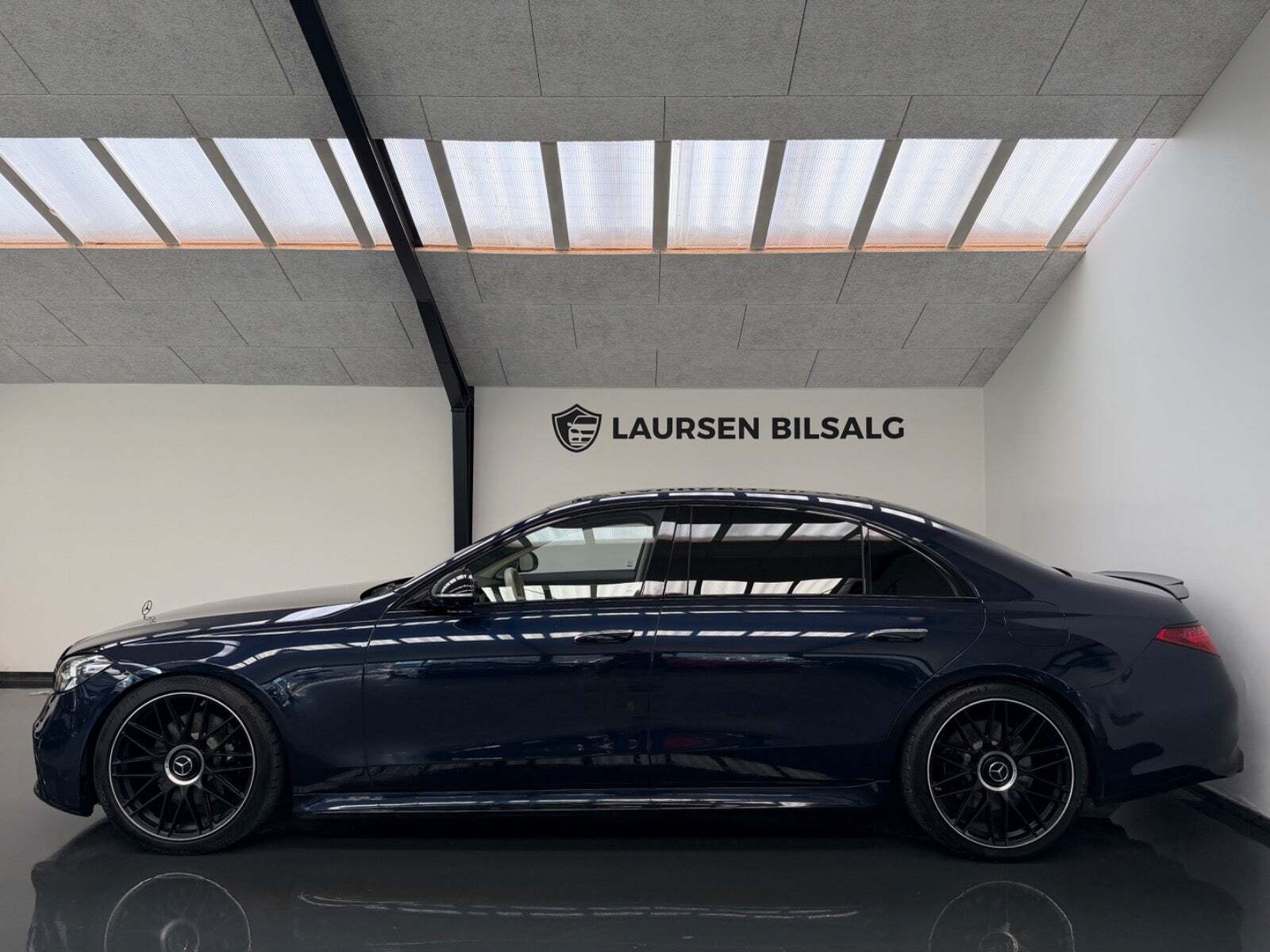 Blå Mercedes S580 e fra 2022