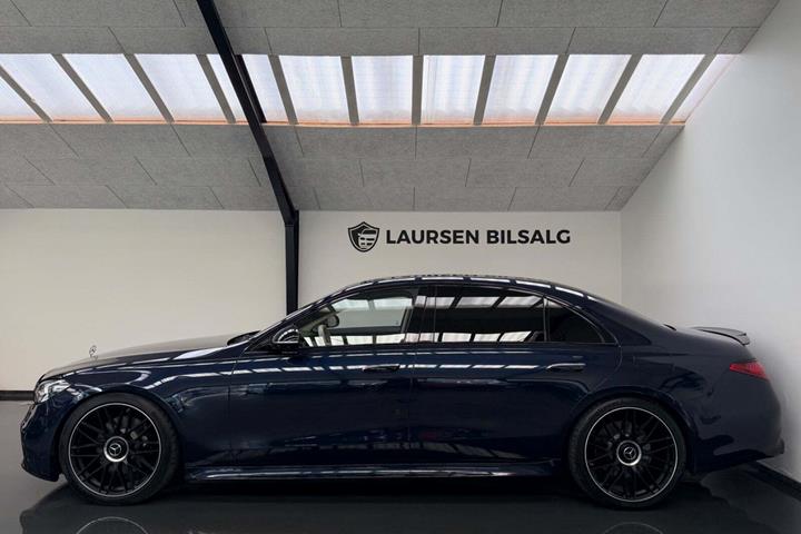 Blå Mercedes S580 e fra 2022