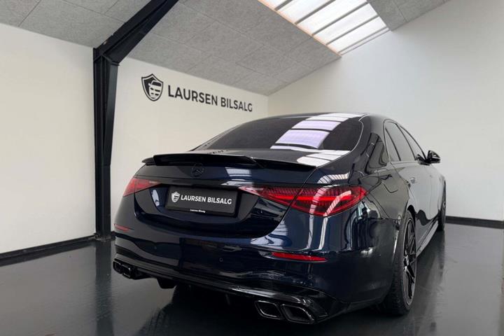 Blå Mercedes S580 e fra 2022