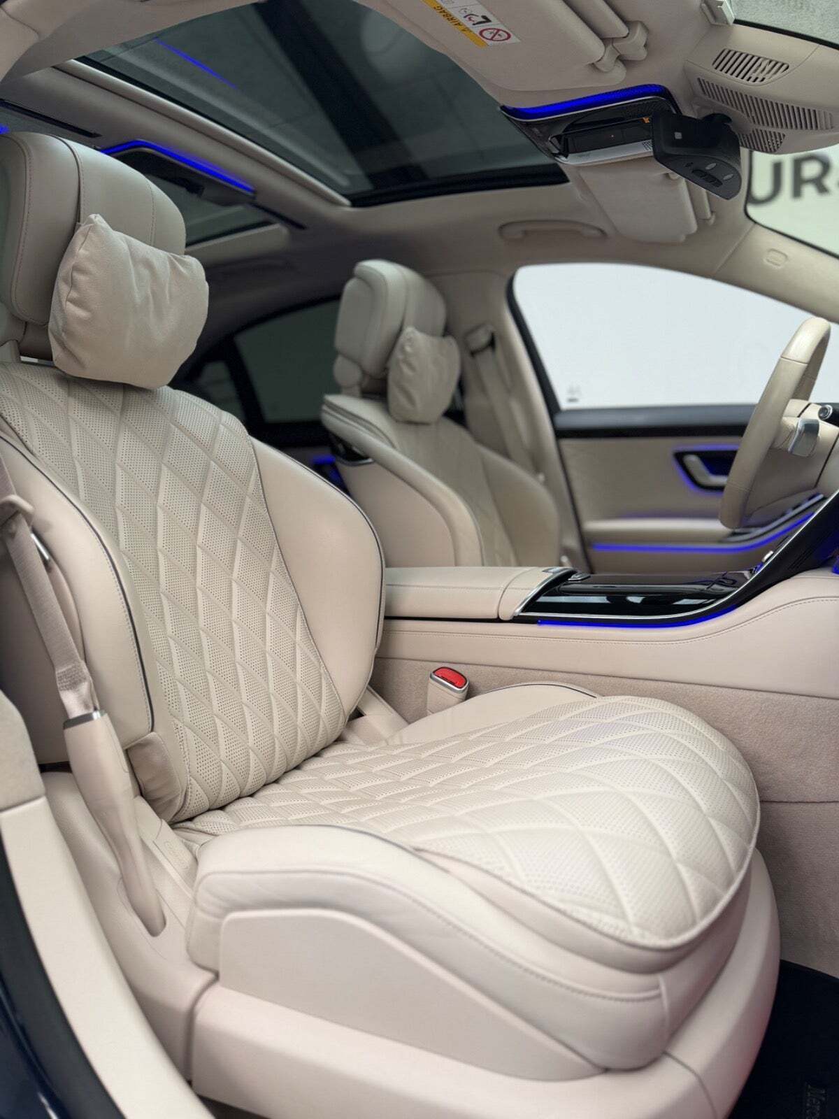 Blå Mercedes S580 e fra 2022