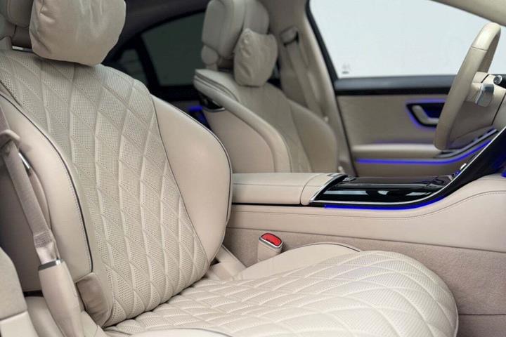 Blå Mercedes S580 e fra 2022