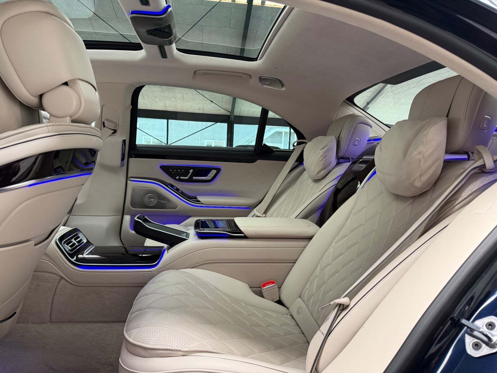 Blå Mercedes S580 e fra 2022