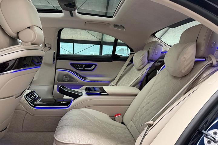 Blå Mercedes S580 e fra 2022