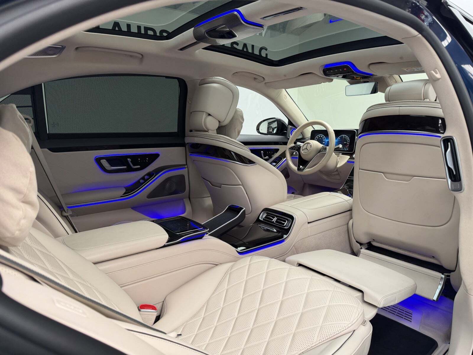 Blå Mercedes S580 e fra 2022