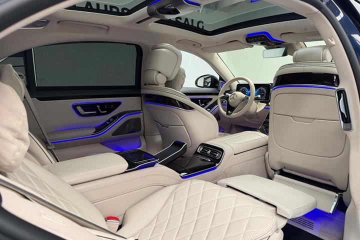 Blå Mercedes S580 e fra 2022