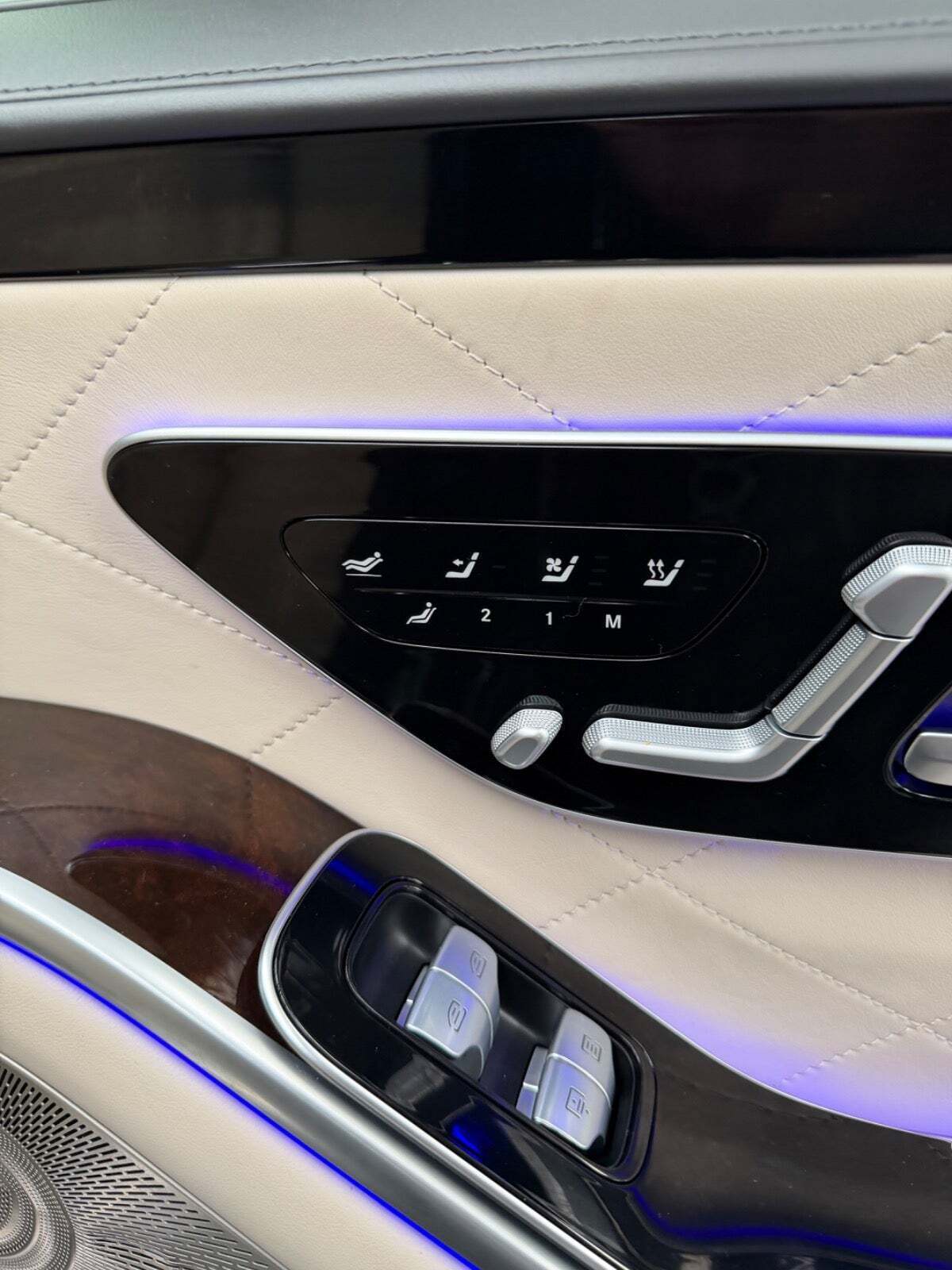 Blå Mercedes S580 e fra 2022