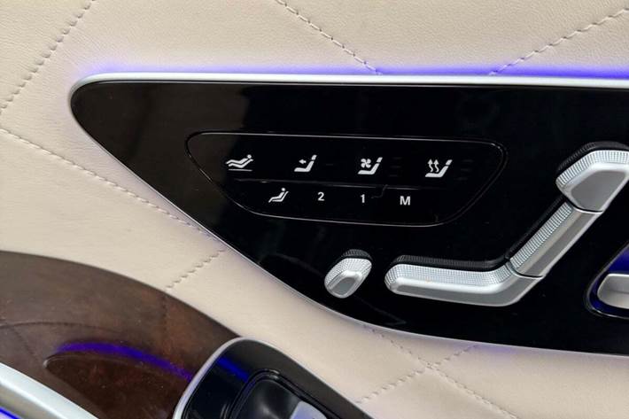 Blå Mercedes S580 e fra 2022