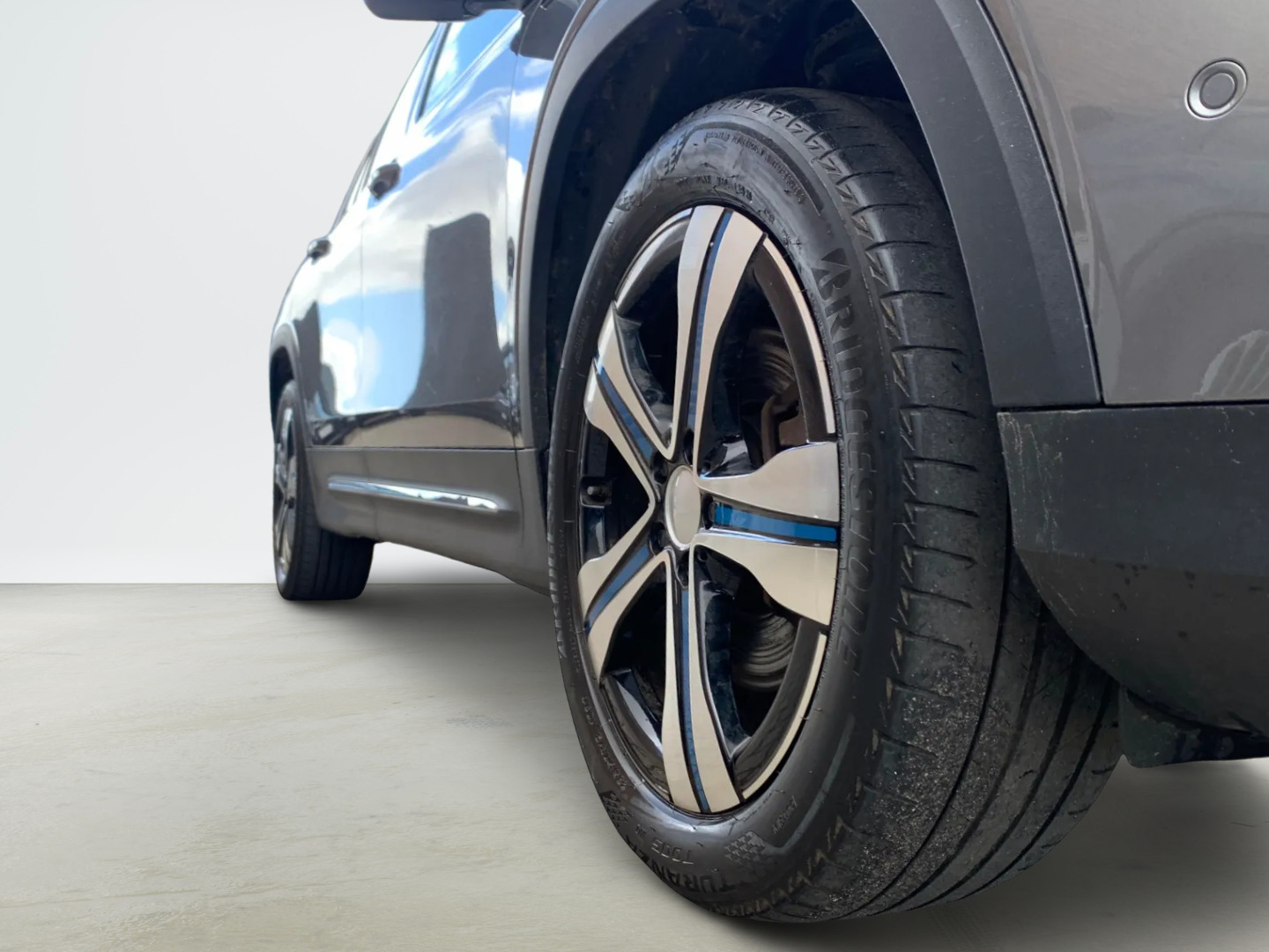 Grå Mercedes EQB300 fra 2022