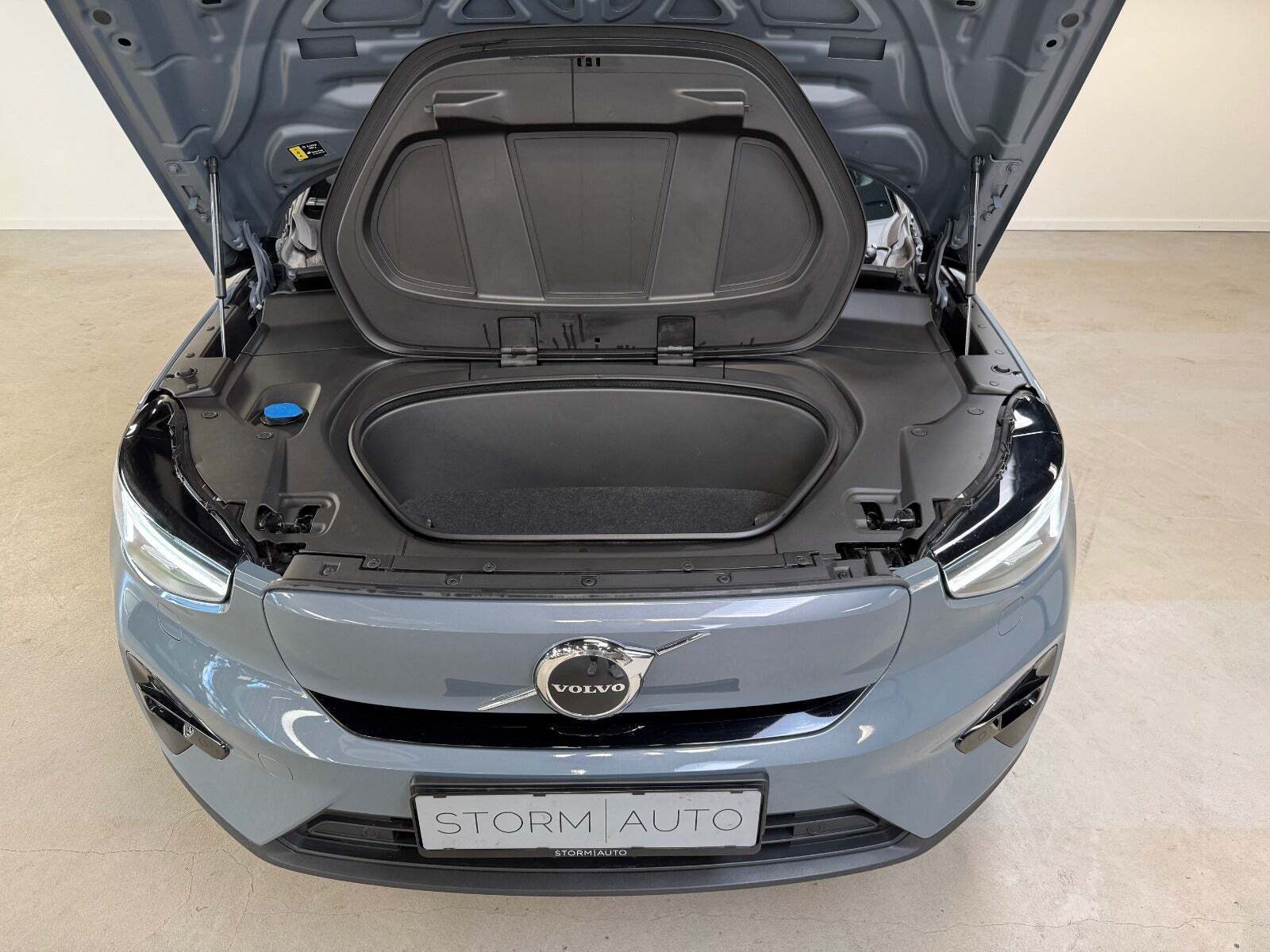 Grå Volvo C40 fra 2023