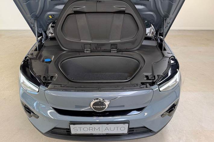 Grå Volvo C40 fra 2023