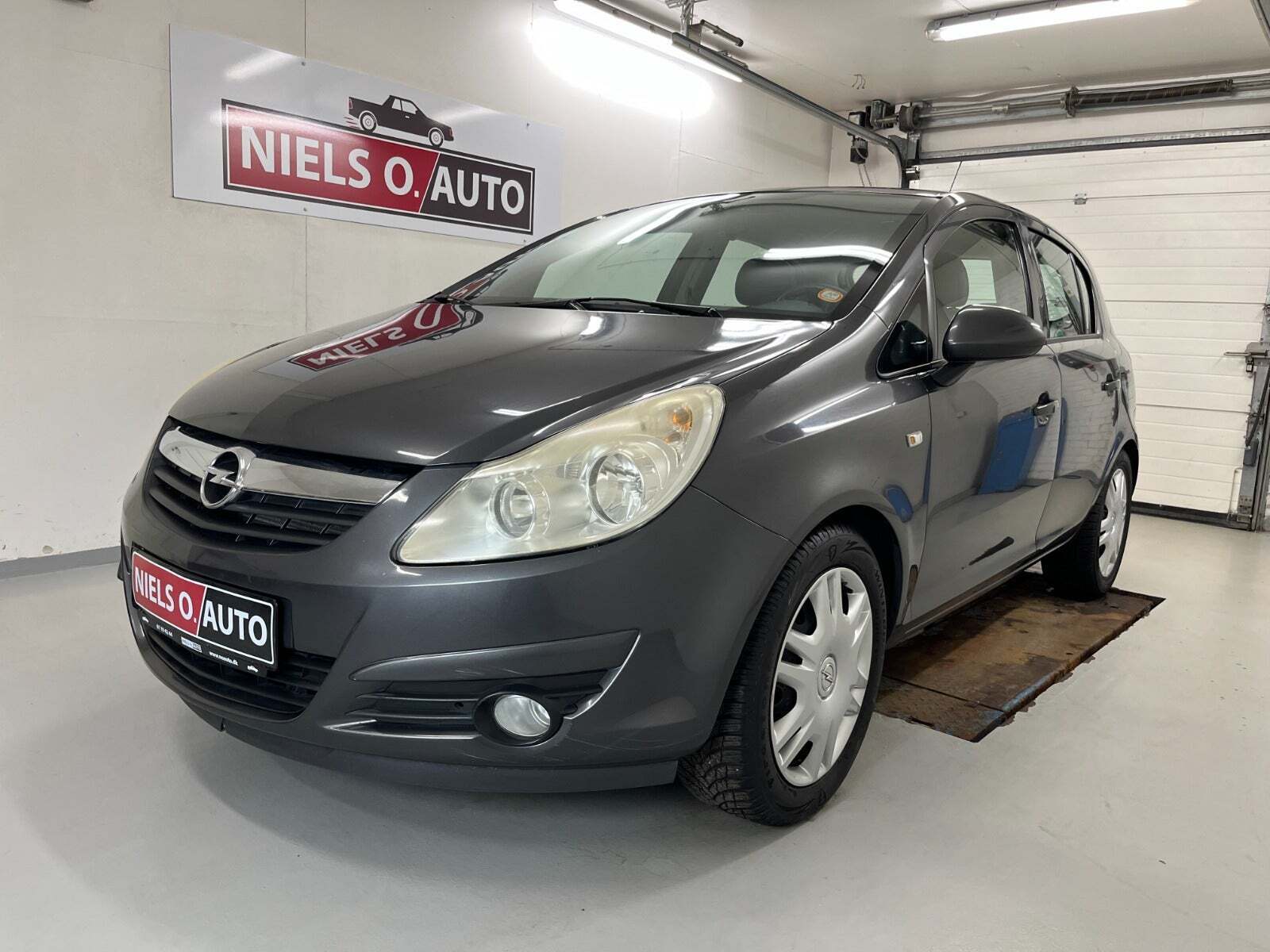 Grå Opel Corsa fra 2011