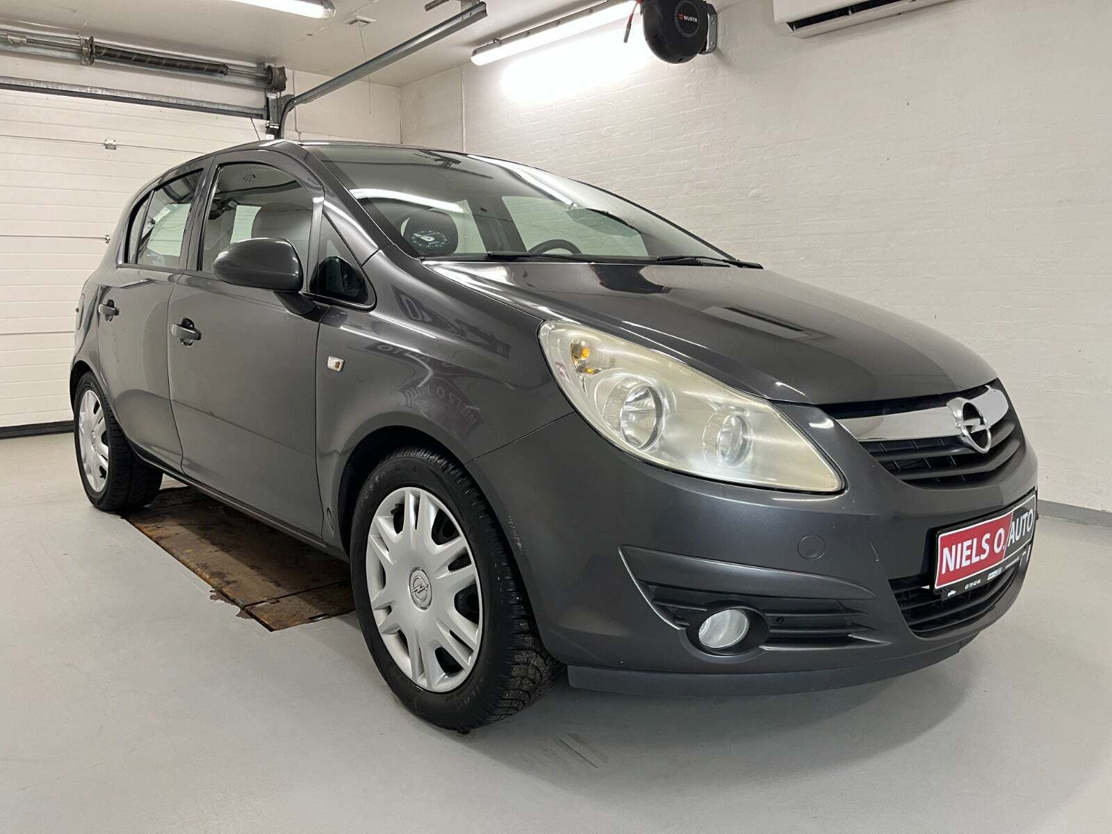 Grå Opel Corsa fra 2011